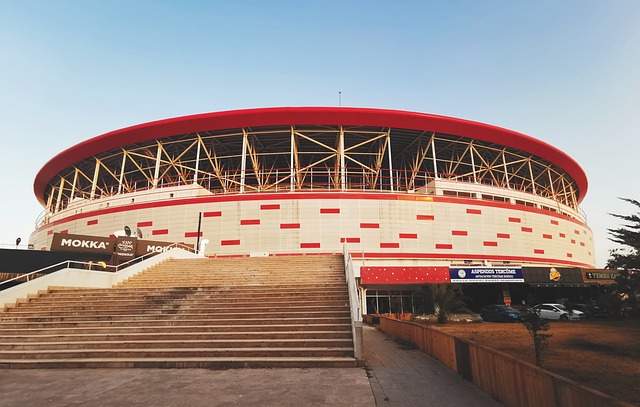 TAA再遭伤情打击2025报销：后防问题困扰阿隆索，解决不好就下课