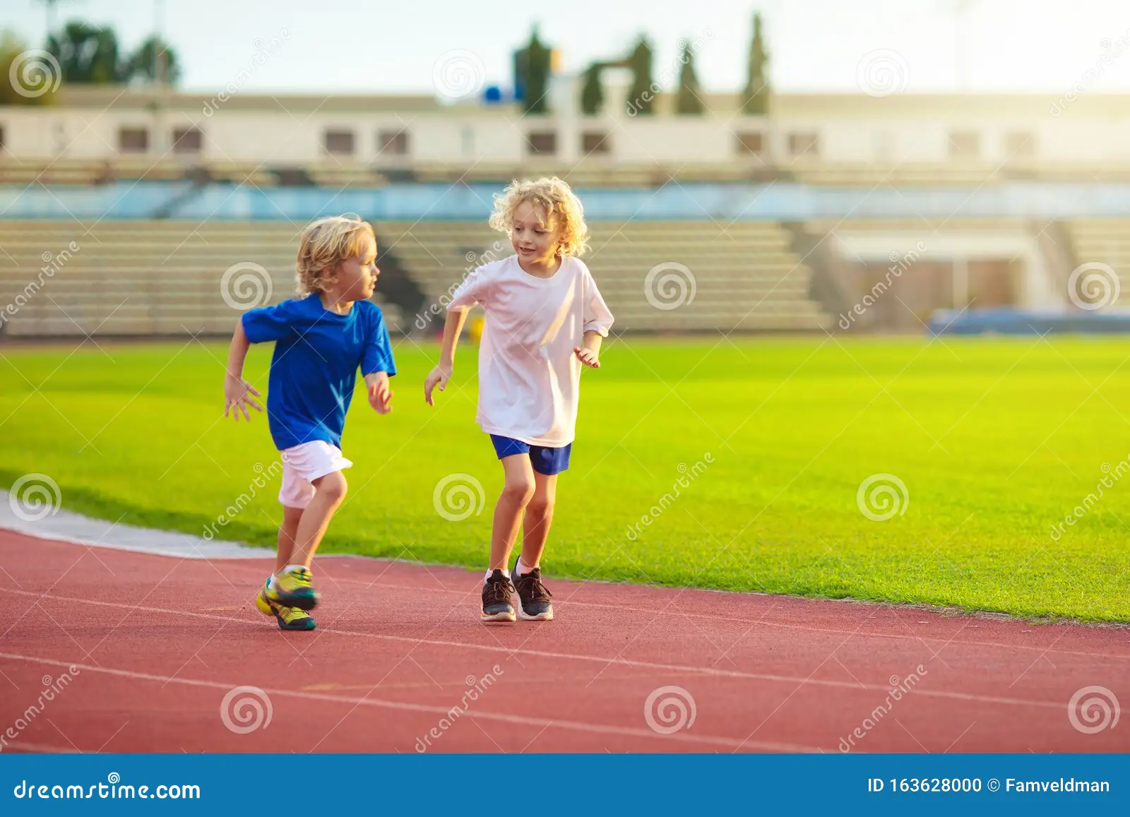 骑行爱好者穿骑行服唱说唱拍MV，运动体验别样精彩